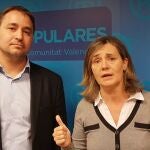 El portavoz del PP en el Ayuntamiento de Oliva, Salvador LLopis, junto a la vicesecretaria general del PPCV, Elena Bastidas