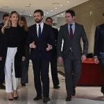 El líder del PP, Pablo Casado junto a Teodoro García Egea y a la portavoz de la formación en el Congreso, Cayetana Álvarez de Toledo en el Congreso el pasado lunes. EFE/Fernando Villar