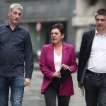 El portavoz adjunto de Bildu en el Congreso, Oskar Matute, la portavoz, Mertxe Aizpurua y el portavoz en el Senado, Gorka Elejabarrieta
