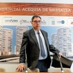 El presidente de la firma Adu Mediterráneo, José Luis Santa Isabel, frente al proyecto Residencial Acequia de Mestalla