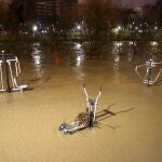 Río Bernesga desbordado a su paso por la capital leonesa