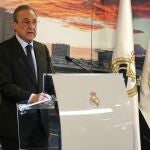 El presidente del Real Madrid, Florentino Pérez, ofrece su discurso durante la tradicional copa de Navidad del Real Madrid celebrada este martes en el estadio Santiago Bernabéu, en Madrid.