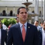 AME6804. CARACAS (VENEZUELA), 17/12/2019.- El presidente del Parlamento, Juan Guaidó (c), llega al Palacio Federal Legislativo para participar en la sesión extraordinaria de la Asamblea Nacional este martes en Caracas (Venezuela). Los diputados venezolanos que se encuentran en el exterior podrán votar de forma virtual en las sesiones tras ser aprobada este martes una norma en la Asamblea Nacional (AN) que así lo permite y que facilita la reelección de Juan Guaidó como presidente del Parlamento, que, consideran, busca atacar el Gobierno de Nicolás Maduro. EFE/RAYNER PEÑA R.