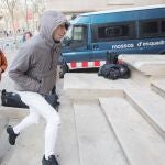 Uno de los cinco condenados por la violación múltiple de una menor en Manresa (Barcelona), Walter D., a su llegada a la Audiencia de Barcelona