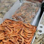 Cajas con gambas y langostinos en la sección de pescadería y mariscos de un supermercado 
