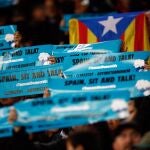 18/12/2019.- Miles de aficionados levantan pancartas y cartulinas en el estadio del Camp Nou minutos antes de que comience el partido aplazado de LaLiga entre el Barcelona y el Real Madrid. EFE/ Alejandro García