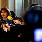 GRAFCAT9089. BARCELONA, 18/12/2019.- La diputada de JxCat en el Congreso, Laura Borràs, atiende a los medios en el Parlament de Cataluña donde ha asistido a la última sesión de control del año al Govern y al President. EFE/Toni Albir