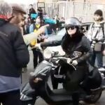 La motorista se enfrentó a los concentrados de Tsunami Democratic que no la dejaron pasar