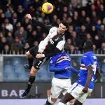 Cristiano Ronaldo se eleva 2,56 metros. (Luca Zennaro/ANSA via AP)