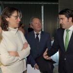 El consejero de Fomento y Medio Ambiente, Juan Carlos Suárez-Quiñones, conversa con varios participantes en la jornada sobre cambio climático y gestión forestal