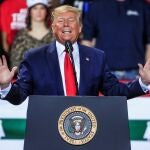 El presidente estadounidense, Donald Trump, se dirige a sus simpatizantes durante un mitín navideño en el estadio Kellogg Arena, este miércoles, en Battle Creek (Michigan)