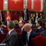 Los doce condenados por su papel en el proceso soberanista saludan a Quim Torra durante una de las sesiones del juicio