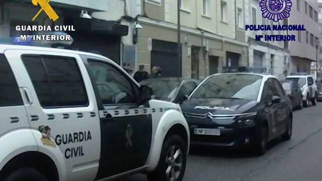 Vehículos de ambos cuerpos durante uno de los registros en la operación contra la venta de droga al menudeo en Burgos y su Alfoz.GUARDIA CIVIL Y POLICÍA NACIONAL19/12/2019