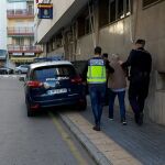 El presunto estafador, de 53 años y nacionalidad española, contactó con la víctima y se ofreció para acelerar la búsqueda de los restos de sus progenitores,