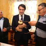 El consejero de Fomento y Medio Ambiente, Juan Carlos Suárez-Quiñones, recibe la distinción 'Lámpara Minera', por el presidente de la Brigada de Salvamento minero del Bierzo Alto, Manuel Lamelas Viloria