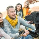 Una familia disfrutando de su tiempo de ocio con su perro