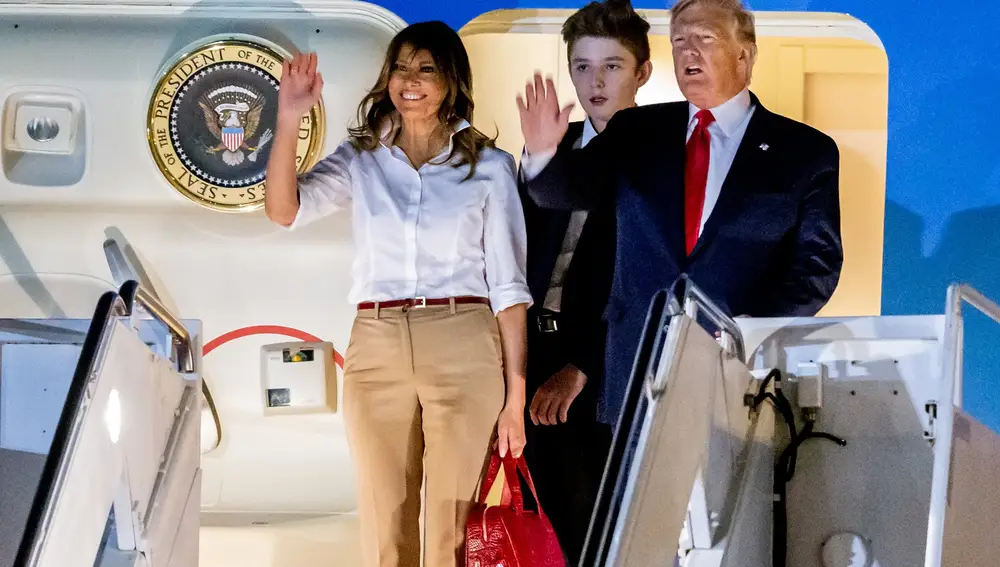 El presidente Donald Trump, su esposa Melania y su hijo Barron saludan desde el "Air Force One" en el aeropuerto de Palm Beach20/12/2019 ONLY FOR USE IN SPAIN