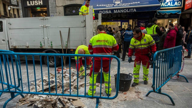 Un comerciante avisó a la gerente de la inestabilidad del edificio. Cayó un trozo justo después de desalojar la calle Carmen