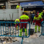 Un comerciante avisó a la gerente de la inestabilidad del edificio. Cayó un trozo justo después de desalojar la calle Carmen