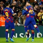 El delantero Lionel Messi (c), Luis Suárez (i) y Antoine Griezmann del Barcelona, celebran el gol de Messi ante el Deportivo Alavés