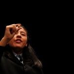 La niña del colegio de San ildefonso Yanisse Alexandra Soto muestra la bola de uno de los quintos premios que cantó