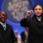 Dos de las niñas de la residencia de San Ildefonso, cantan uno de los quintos premios de la Lotería de Navidad