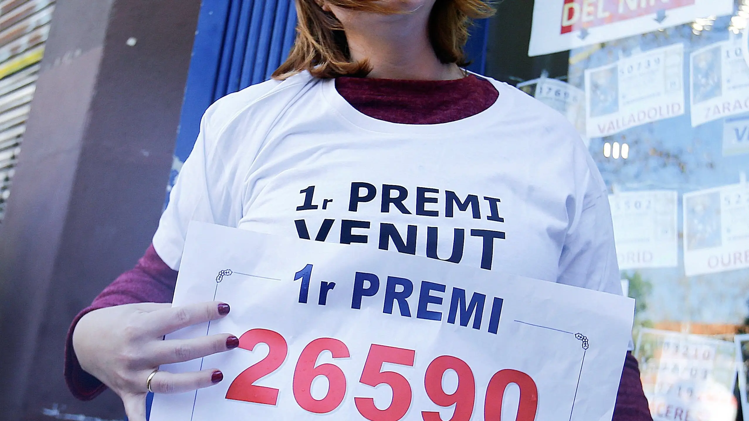 Laura Puentes , propietaria de la administración de lotería 249 de Barcelona, situada en el número 2 de la calle Guipúzcoa, posa con el premio Gordo de Navidad