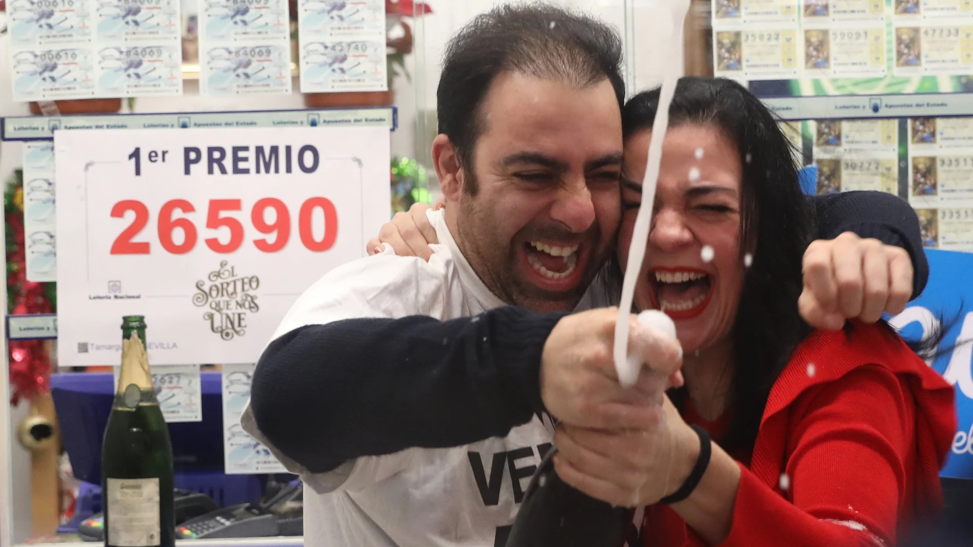 Dos personas celebran que les ha tocado 'El Gordo' de la Lotería de Navidad (discover)
