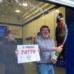 El quinto premio del 74770 se ha vendido en la administración nº 27 de la calle Camelias de Vigo y una parte sustancial se ha vendido en la Asociación Vila do Corpus de Ponteareas
