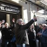 GRAF3289 REUS (Cataluña), 22/12/2019.- Un grupo de personas celebran haber sido agraciados con el número 26590 el Gordo de Navidad, que ha sido vendido, entre otros lugares, en el Centro Aragonés Cachirulo de Reus (Tarragona) que ha repartido 80 series del número 26.590. EFE/Jaime San Juan