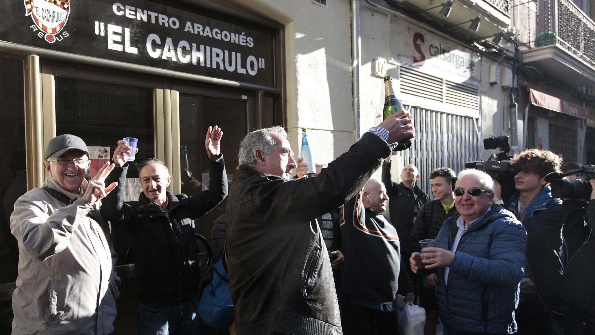 GRAF3289 REUS (Cataluña), 22/12/2019.- Un grupo de personas celebran haber sido agraciados con el número 26590 el Gordo de Navidad, que ha sido vendido, entre otros lugares, en el Centro Aragonés Cachirulo de Reus (Tarragona) que ha repartido 80 series del número 26.590. EFE/Jaime San Juan