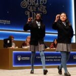 GRAF3377 MADRID, 22/12/2019.- Ls niña del colegio de San ildefonso Yanisse Alexandra Soto (d) y Elisabeth Obarisiagbon Iyamu muestran las bolas con uno de los quintos premios del Sorteo Extraordinario de la Lotería de Navidad que se celebra este domingo en el Teatro Real, en Madrid. EFE/J.J. Guillén