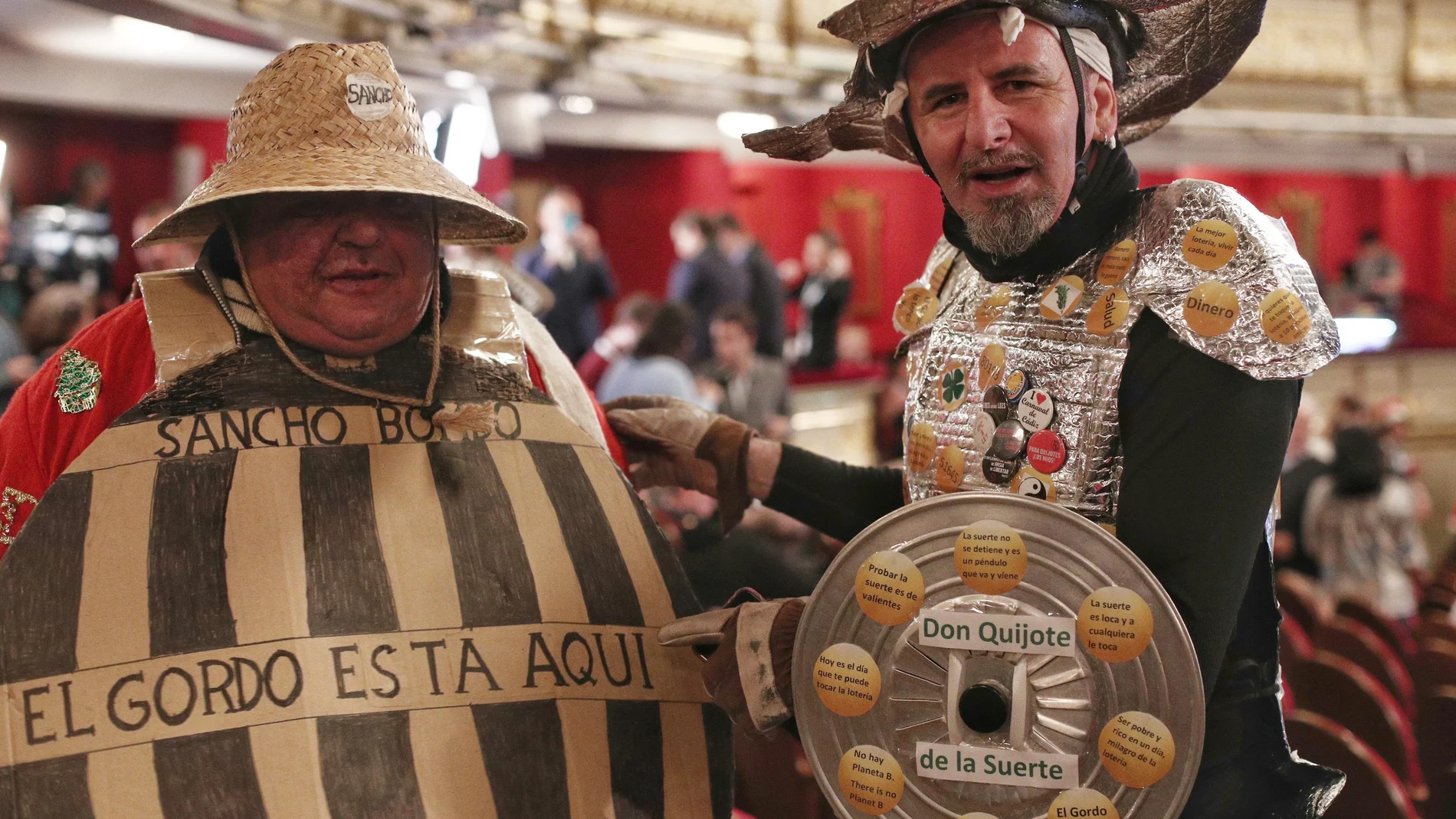 Dos hombres vestidos como Don Quijote y Sancho Panza asisten a la celebración del Sorteo Extraordinario de la Lotería de Navidad 2019 en el Teatro Real / Europa Press