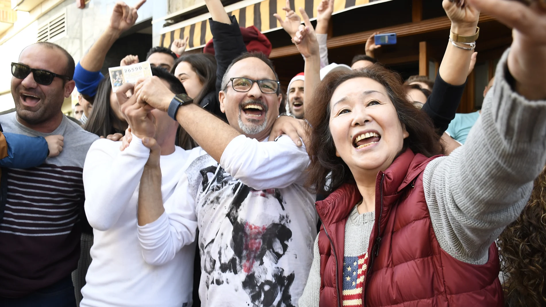 Un grupo de amigos celebra que les ha tocado 'El Gordo de la Lotería' (2019), el cual ha tocado al nº 26.590, en San Vicente del Respig / Alicante (España), a 22 de diciembre de 2019. Europa Press