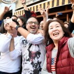 Un grupo de amigos celebra que les ha tocado 'El Gordo de la Lotería', el cual ha tocado al nº 26.590, en San Vicente del Respig