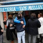 Los dueños de la ferretería "Los Mellizos" se abrazan con los vecinos agraciados con el segundo premio. Foto: Gonzalo Pérez