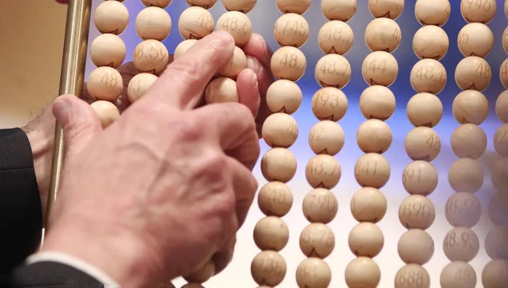 Unos de los lotes de alambres con bolas de los números antes de introducirse en el bombo grande, durante la celebración del Sorteo Extraordinario de la Lotería de Navidad 2019 en el Teatro Real de Madrid.