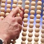 Unos de los lotes de alambres con bolas de los números antes de introducirse en el bombo grande, durante la celebración del Sorteo Extraordinario de la Lotería de Navidad 2019 en el Teatro Real de Madrid.