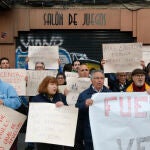 En algunos puntos de la geografía nacional ya se han producido manifestaciones contra la proliferación de salones de juego, como esta protagonizada por los vecios del barrio madrileño de Aluche. Imagen de archivo
