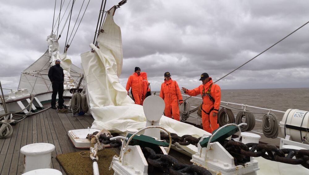El "Juan Sebastián de Elcano" pasa su particular Navidad veraniega navegando camino de Mar de Plata y Buenos Aires