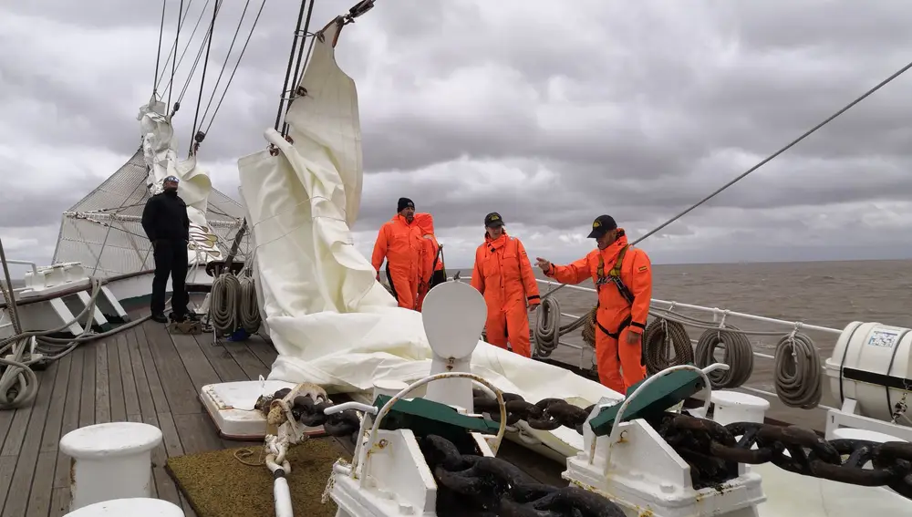 El "Juan Sebastián de Elcano" pasa su particular Navidad veraniega navegando camino de Mar de Plata y Buenos Aires
