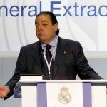 Vicente Boluda interviene en una Asamblea Del equipo blanco.
