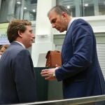 El alcalde de Madrid, José Luis Martínez Almeida (d), conversa con el portavoz de Vox, Javier Ortega Smith (i), al inicio del Pleno de aprovación de los Presupuestos Municipales.