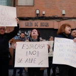En otras ciudades ya se han producido protestas similares, como esta de los vecinos del barrio madrileño de Aluche Vecinos de Aluche que se concentran a las puerta de un próximo salón de juegos casa de apuestas para protestar por su apertura y contra este tipo de negocios. El local se encuentra a escasos metros de un instituto.