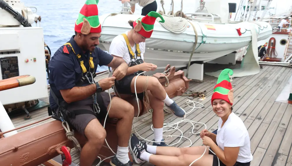 El "Juan Sebastián de Elcano" pasa su particular Navidad veraniega navegando camino de Mar de Plata y Buenos Aires