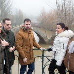 El secretario general del PSOE-CyL, Luis Tudanca, junto a alcaldes de la zona, visita las zonas afectadas por las inundaciones en la comarca de Benavente