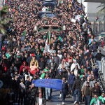 La gente camina durante el funeral del ex jefe de las fuerzas armadas argelinas, teniente general Ahmed Gaid Salah, durante el funeral en Argel, Argelia, el 25 de diciembre de 2019. Salah murió el 23 de diciembre a la edad de 79 años.