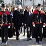 El presidente de la Generalitat, Quim Torra (c) y el conseller de Acción Exterior, Alfred Bosch (d), entre otros, durante el tradicional acto de homenaje al expresidente de la Generalitat, Francesc Macià, en su tumba en el 86 aniversario de su muerte celebrado este miércoles en el cementerio de Montjuic de Barcelona.