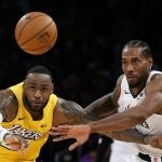 LeBron James y Kawhi Leonard pelean por un balón