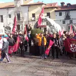 Concentración leonesista en la plaza de San Marcelo en favor del derecho de autonomía de León